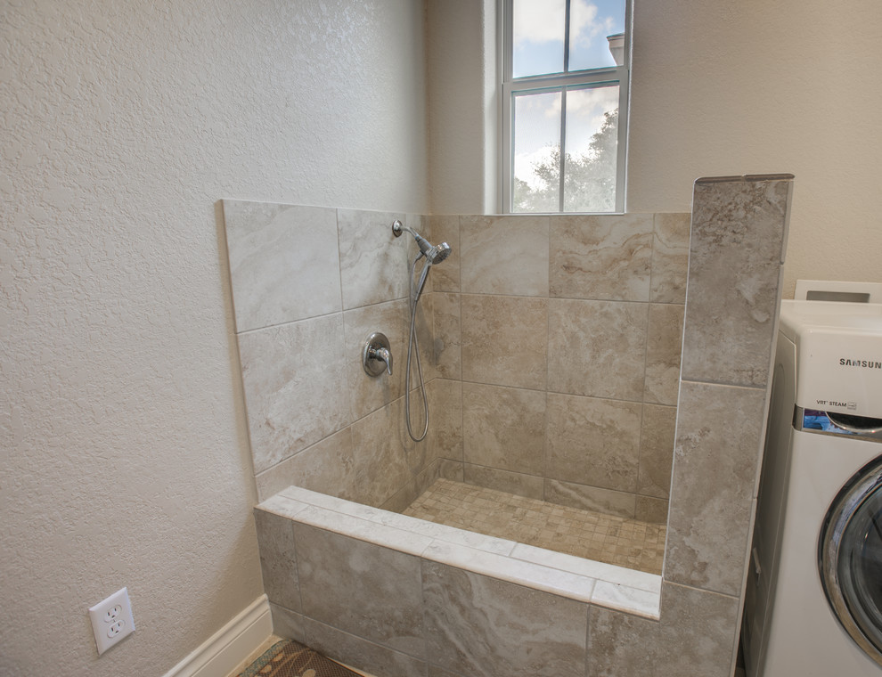Immagine di una stanza da bagno chic di medie dimensioni con pareti beige