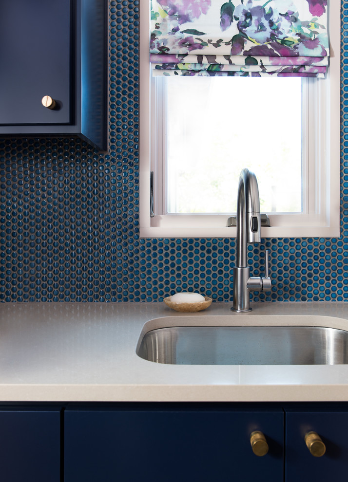 Idee per una sala lavanderia chic di medie dimensioni con lavello da incasso, ante lisce, ante blu, top in marmo, pareti blu e top bianco