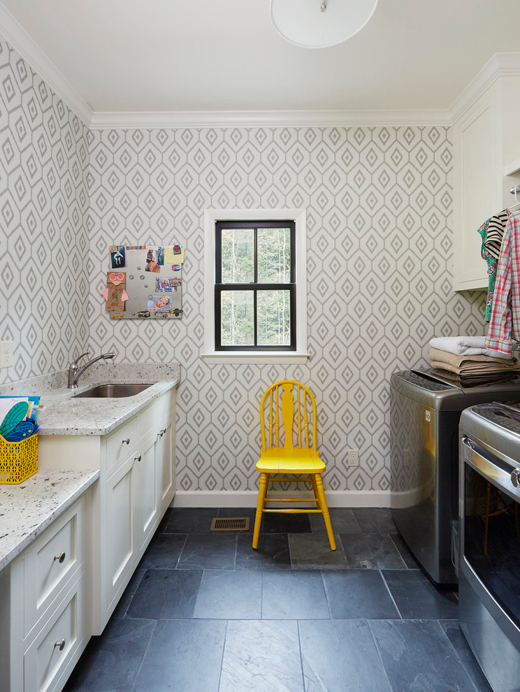 Idee per una sala lavanderia chic di medie dimensioni con lavello sottopiano, ante in stile shaker, ante bianche, pavimento in ardesia, lavatrice e asciugatrice affiancate e pavimento nero