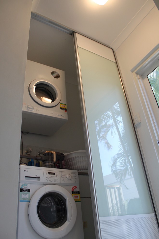 Example of an island style laundry room design in Darwin