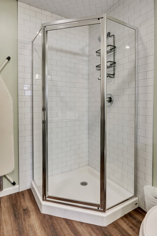 Mittelgroßes Klassisches Badezimmer mit beiger Wandfarbe, braunem Holzboden, braunem Boden, Schrankfronten im Shaker-Stil und weißen Schränken in Calgary