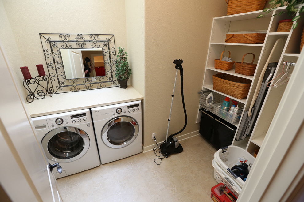 Elegant laundry room photo in Milwaukee