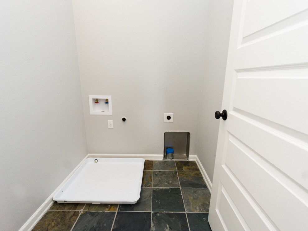 Idee per una sala lavanderia chic di medie dimensioni con pareti beige, pavimento in ardesia e lavatrice e asciugatrice affiancate