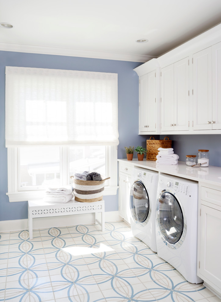 ワシントンD.C.にあるラグジュアリーな広いトラディショナルスタイルのおしゃれな洗濯室 (シングルシンク、落し込みパネル扉のキャビネット、白いキャビネット、クオーツストーンカウンター、青い壁、セラミックタイルの床、左右配置の洗濯機・乾燥機) の写真