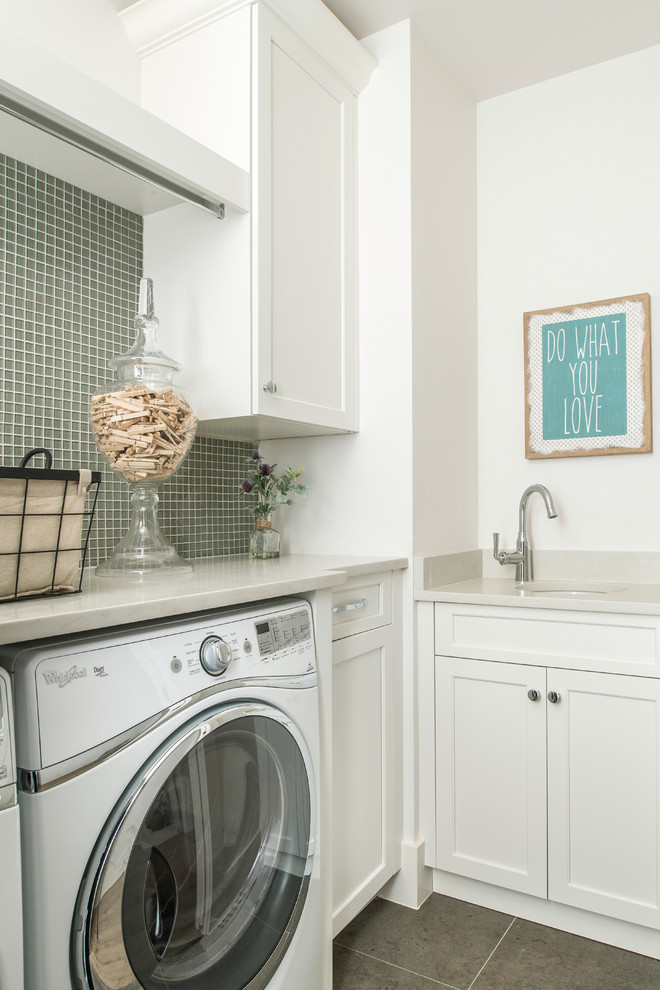 Foto di una lavanderia classica con lavello sottopiano, ante bianche, pareti bianche e lavatrice e asciugatrice affiancate