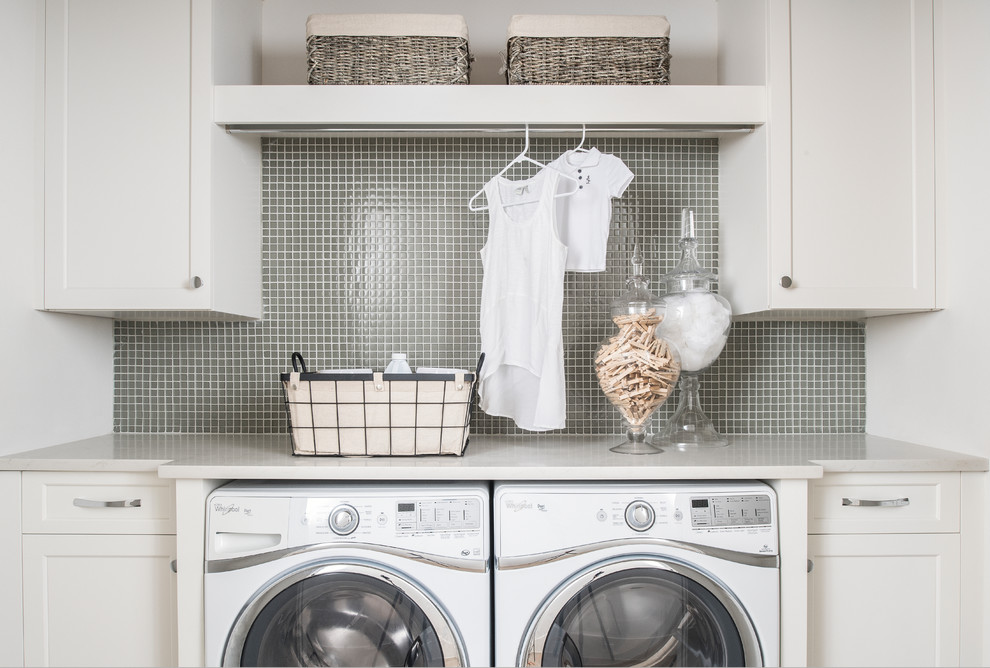 Foto di una lavanderia classica con ante bianche e lavatrice e asciugatrice affiancate