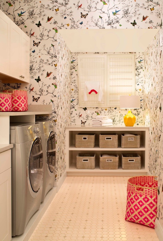 Foto di una sala lavanderia chic con pareti multicolore, lavatrice e asciugatrice affiancate e pavimento beige