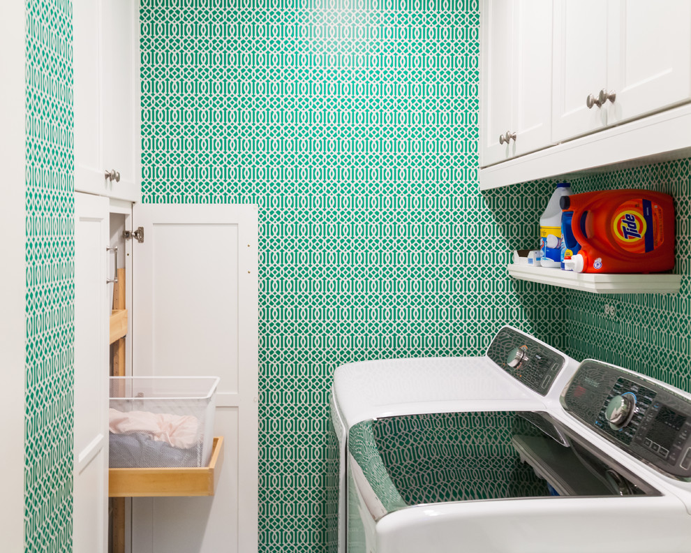 Idéer för mellanstora vintage parallella tvättstugor enbart för tvätt, med en allbänk, luckor med infälld panel, gröna väggar och en tvättmaskin och torktumlare bredvid varandra