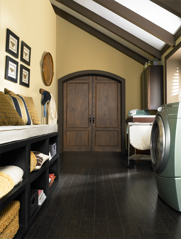 Immagine di una lavanderia multiuso american style di medie dimensioni con ante con riquadro incassato, ante in legno bruno, pareti gialle e pavimento in sughero