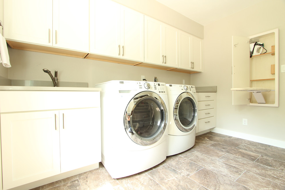 Zweizeilige, Mittelgroße Klassische Waschküche mit Unterbauwaschbecken, Schrankfronten im Shaker-Stil, weißen Schränken, Quarzwerkstein-Arbeitsplatte, grauer Wandfarbe, Keramikboden, Waschmaschine und Trockner nebeneinander und grauem Boden in Sonstige