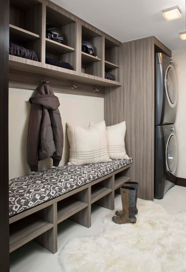 Foto di una lavanderia multiuso contemporanea con nessun'anta, ante grigie, top in legno, pareti bianche e lavatrice e asciugatrice a colonna