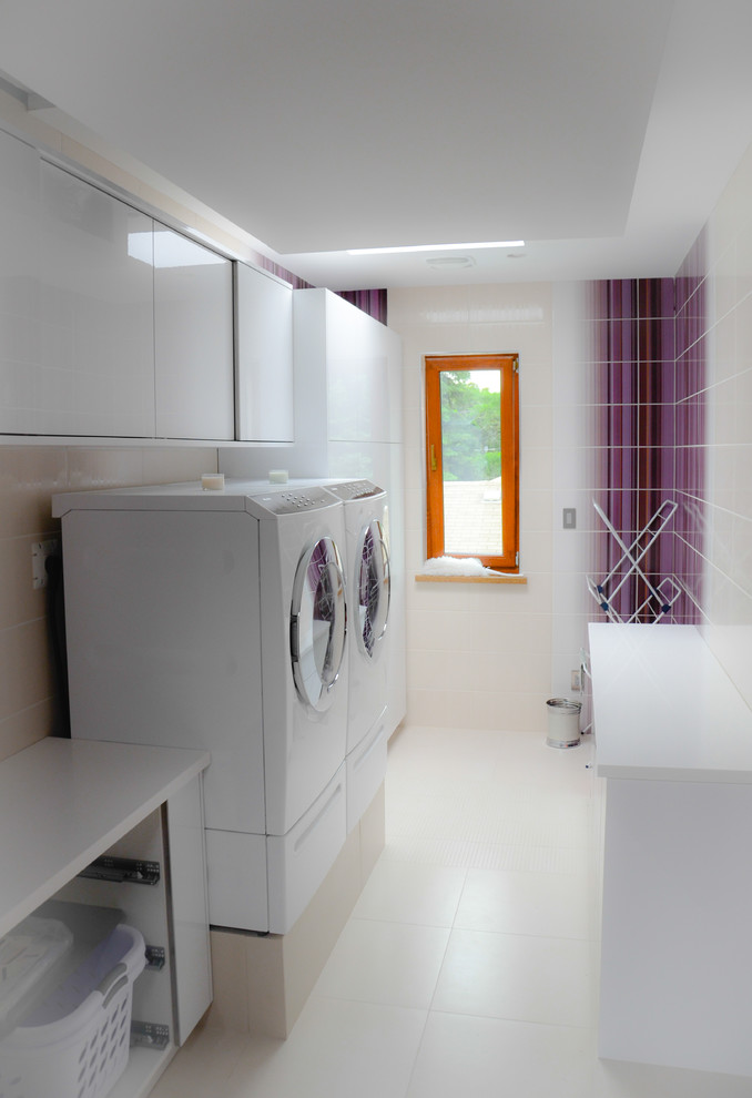 Diseño de cuarto de lavado de galera contemporáneo con lavadora y secadora juntas