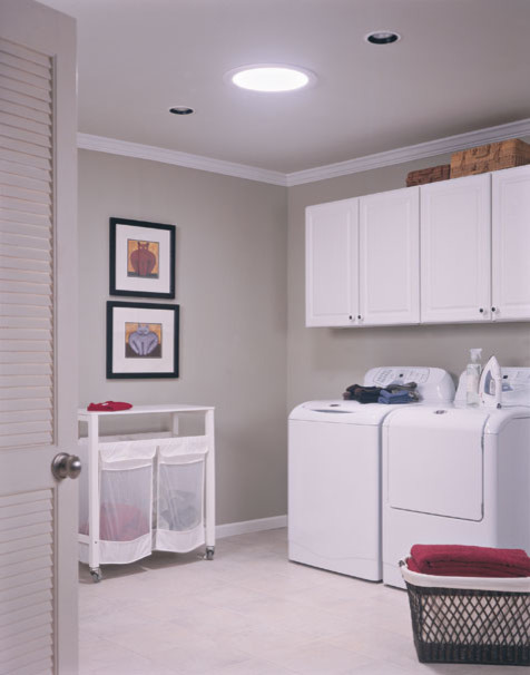 Foto di una sala lavanderia design di medie dimensioni con ante bianche, pareti beige e lavatrice e asciugatrice affiancate