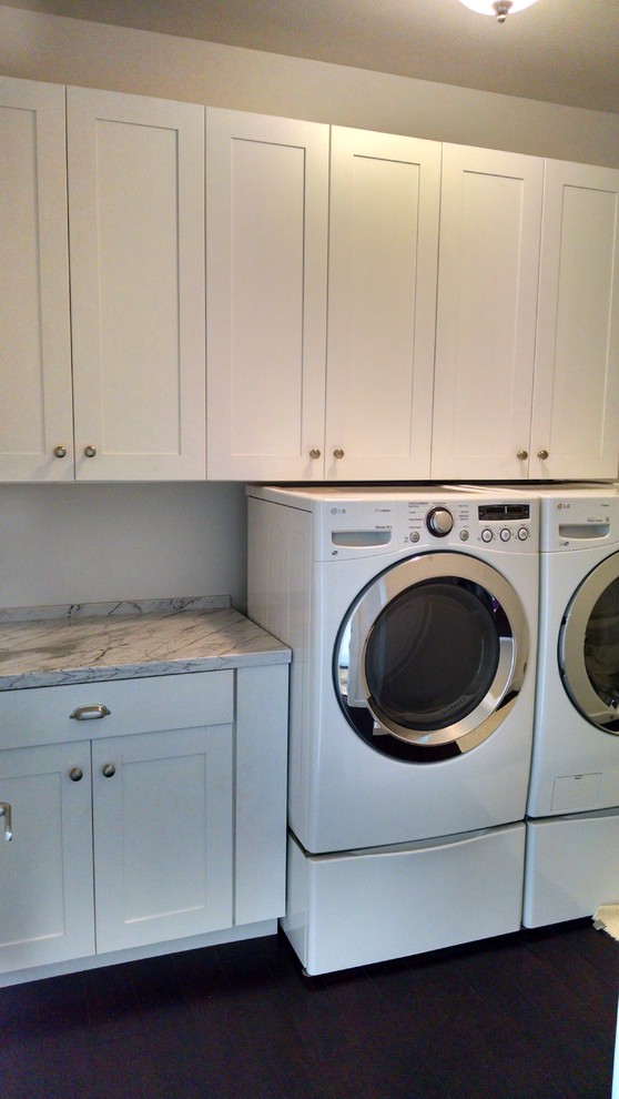 Modelo de lavadero minimalista con fregadero encastrado, armarios estilo shaker, puertas de armario blancas y lavadora y secadora juntas