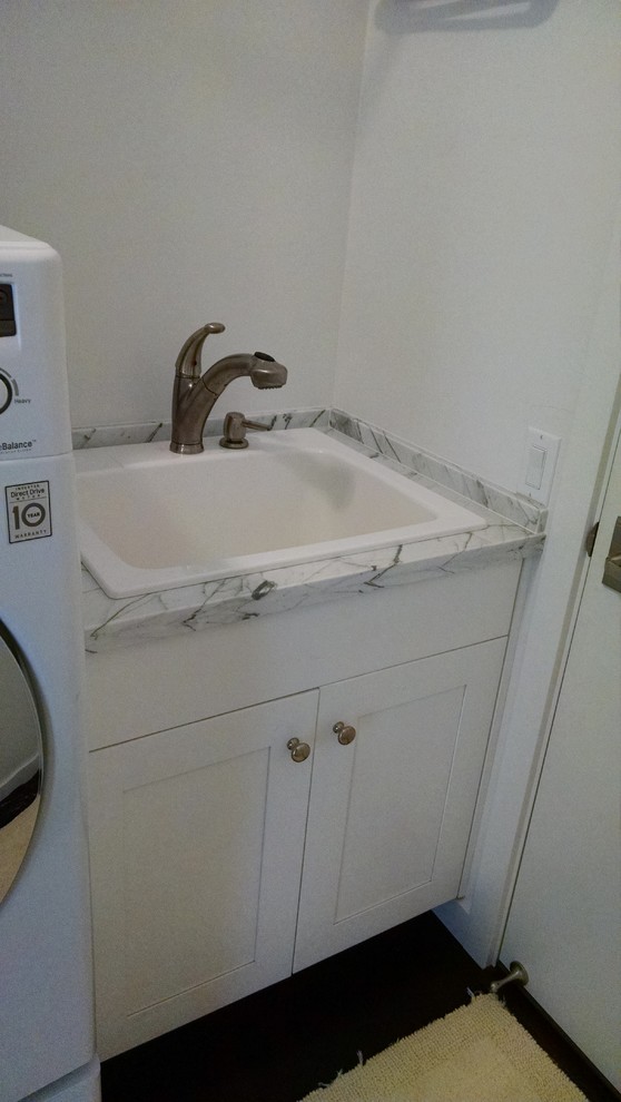 Inspiration för moderna tvättstugor, med en nedsänkt diskho, skåp i shakerstil, vita skåp och en tvättmaskin och torktumlare bredvid varandra