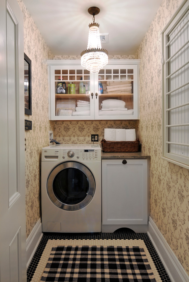 Kleine, Einzeilige Klassische Waschküche mit Schrankfronten im Shaker-Stil, Granit-Arbeitsplatte, Porzellan-Bodenfliesen, beiger Wandfarbe und weißen Schränken in New York
