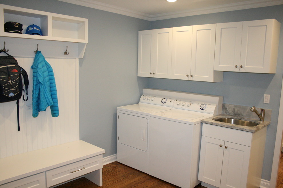 シカゴにある高級な中くらいなトランジショナルスタイルのおしゃれな家事室 (L型、アンダーカウンターシンク、白いキャビネット、御影石カウンター、青い壁、無垢フローリング、左右配置の洗濯機・乾燥機、シェーカースタイル扉のキャビネット) の写真