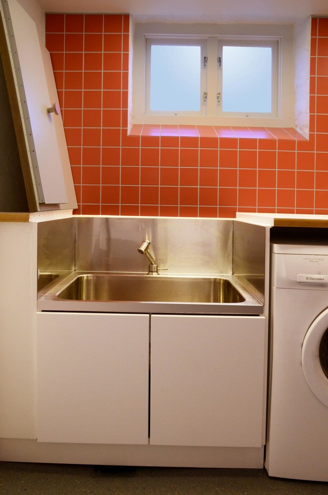 Minimalist laundry room photo in Other