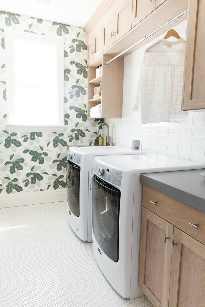 Idéer för att renovera en mellanstor vintage linjär tvättstuga, med en undermonterad diskho, skåp i ljust trä, flerfärgade väggar, en tvättmaskin och torktumlare bredvid varandra och vitt golv