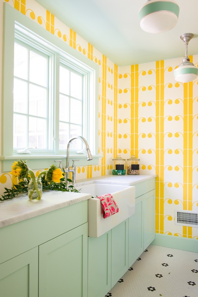 Esempio di una sala lavanderia tradizionale di medie dimensioni con ante in stile shaker, lavello stile country, ante verdi, top in marmo, pavimento con piastrelle in ceramica, pavimento multicolore e pareti gialle