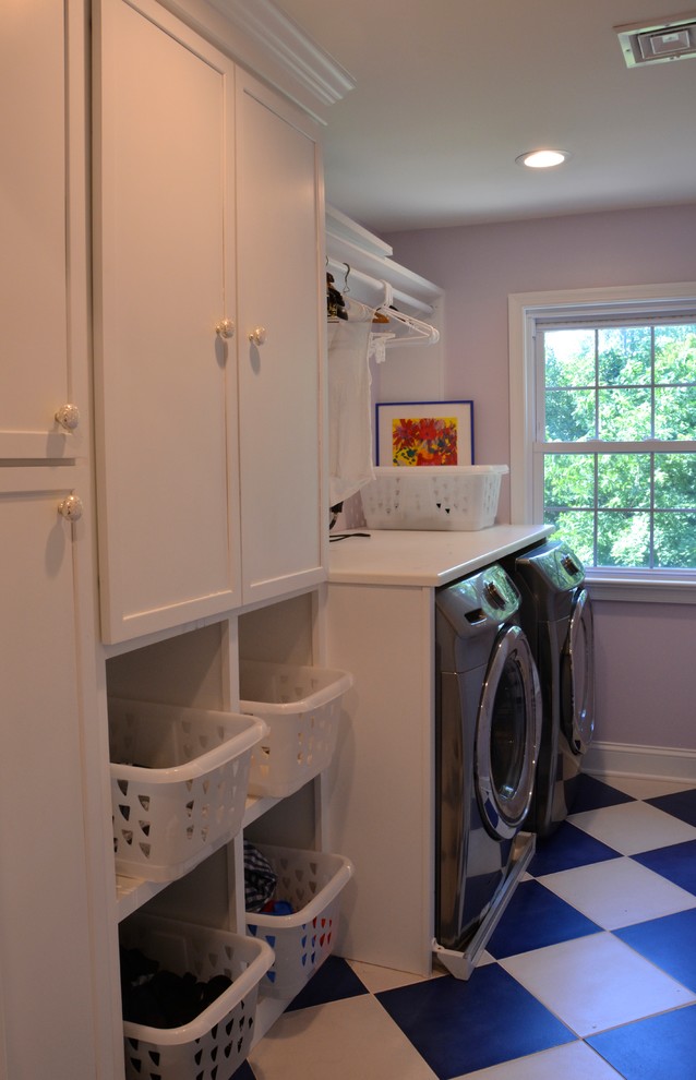 Immagine di una lavanderia multiuso classica di medie dimensioni con ante in stile shaker, ante bianche, pareti grigie, pavimento in gres porcellanato, lavatrice e asciugatrice affiancate e pavimento multicolore