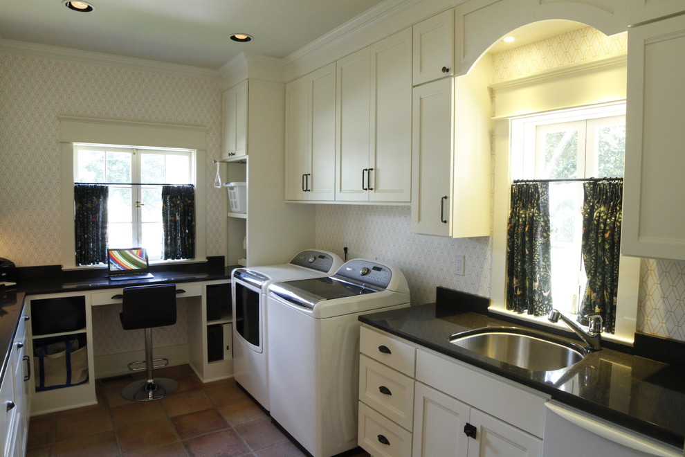 Idéer för att renovera en vintage tvättstuga, med en undermonterad diskho, luckor med infälld panel, vita skåp, bänkskiva i kvarts, klinkergolv i terrakotta och en tvättmaskin och torktumlare bredvid varandra