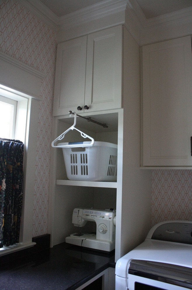 Exempel på en klassisk tvättstuga, med en undermonterad diskho, luckor med infälld panel, vita skåp, bänkskiva i kvarts, klinkergolv i terrakotta och en tvättmaskin och torktumlare bredvid varandra