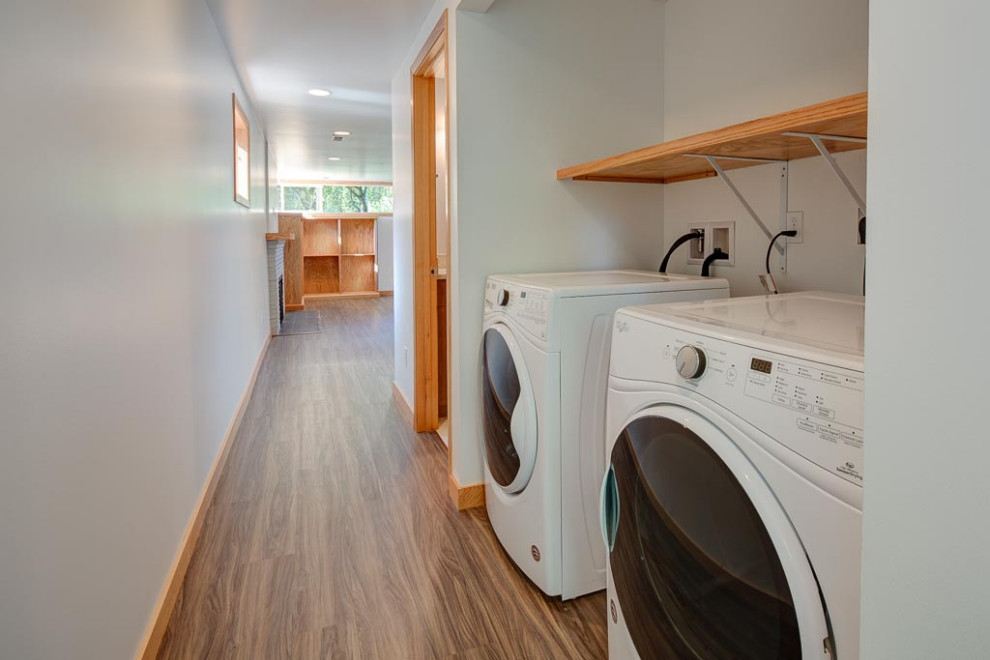 Idee per un piccolo ripostiglio-lavanderia classico con pareti grigie, pavimento in vinile, lavatrice e asciugatrice affiancate e pavimento marrone