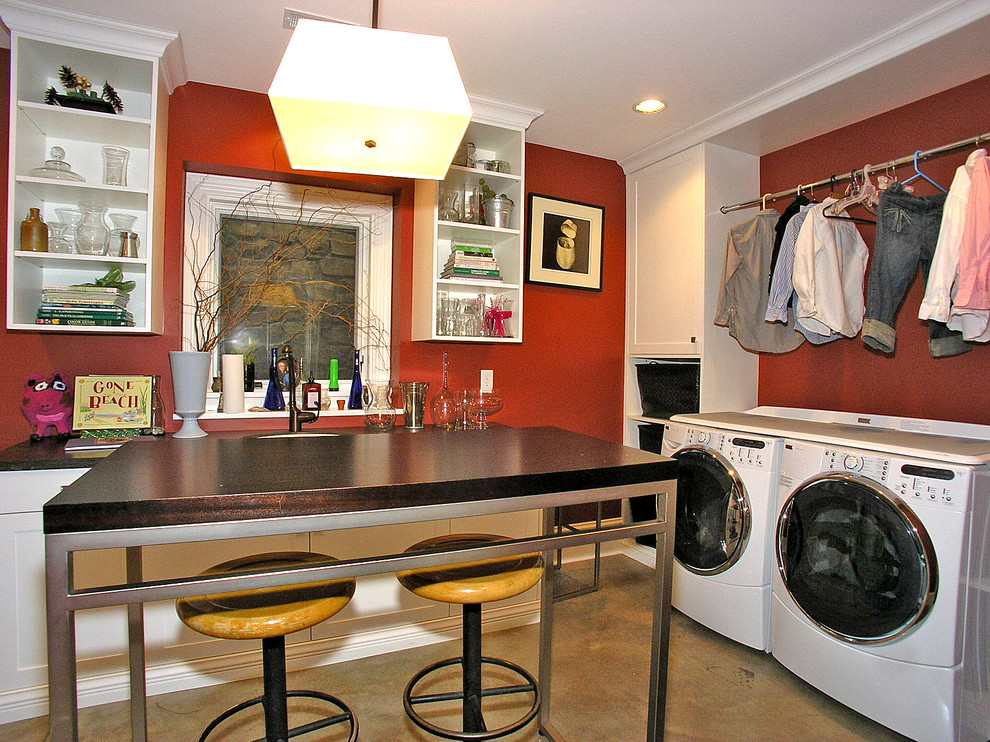 Multifunktionaler, Großer Klassischer Hauswirtschaftsraum in L-Form mit roter Wandfarbe und Waschmaschine und Trockner nebeneinander in Grand Rapids