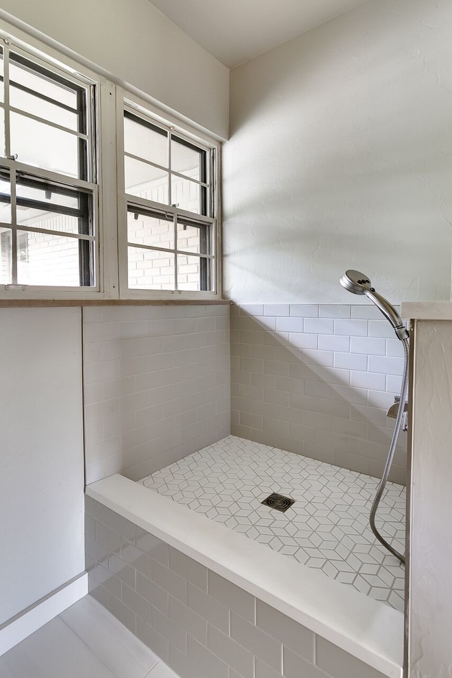 Inspiration för ett mellanstort funkis badrum, med skåp i shakerstil, grå skåp, grå väggar, klinkergolv i porslin och grått golv
