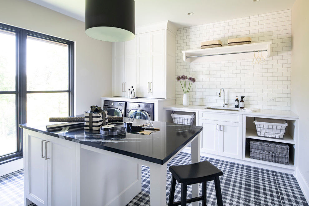 Urige Küche mit Unterbauwaschbecken, Schrankfronten im Shaker-Stil, weißen Schränken, buntem Boden und weißer Arbeitsplatte in Minneapolis