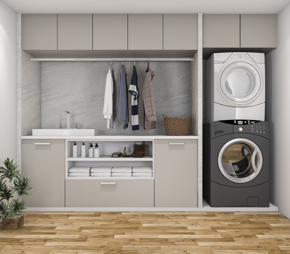 Foto de lavadero lineal de tamaño medio con lavadora y secadora apiladas, suelo de madera pintada y suelo marrón
