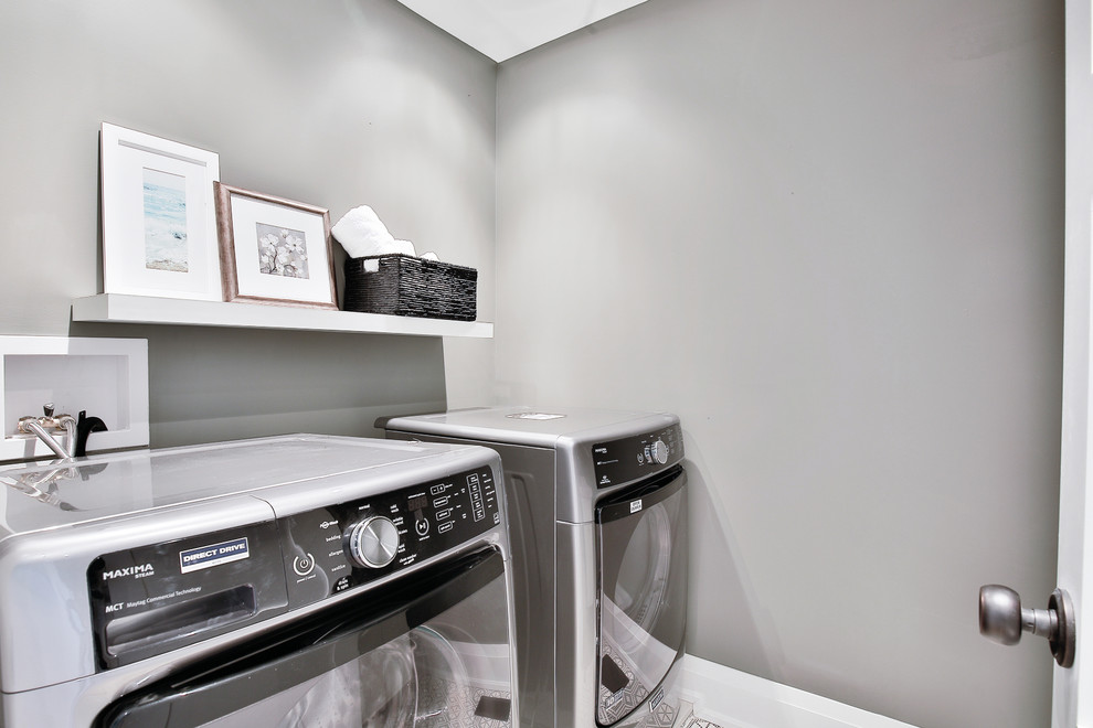 Ejemplo de armario lavadero lineal moderno pequeño con fregadero sobremueble, armarios abiertos, puertas de armario blancas, paredes grises, suelo de baldosas de cerámica y lavadora y secadora juntas