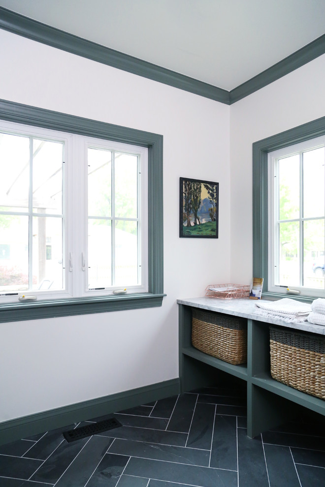 Inspiration för mellanstora klassiska parallella grått grovkök, med en undermonterad diskho, skåp i shakerstil, gröna skåp, marmorbänkskiva, vita väggar, vinylgolv, en tvättmaskin och torktumlare bredvid varandra och grått golv