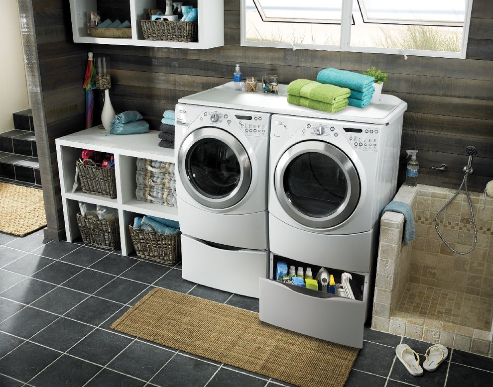 Ispirazione per una lavanderia multiuso stile marinaro di medie dimensioni con lavatrice e asciugatrice affiancate