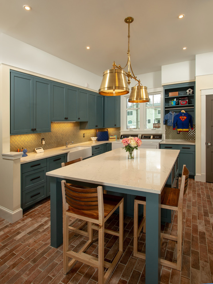 Klassische Küche in L-Form mit Landhausspüle, Schrankfronten im Shaker-Stil, blauen Schränken, Porzellan-Bodenfliesen und weißer Arbeitsplatte in Washington, D.C.