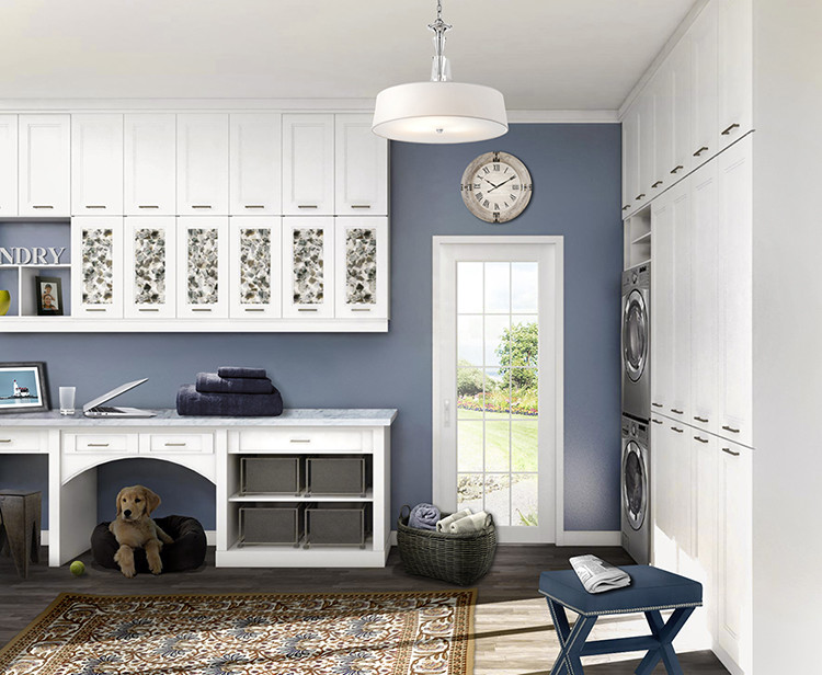 Esempio di una grande lavanderia multiuso minimal con ante in stile shaker, ante bianche, top in marmo, pareti blu, parquet chiaro e lavatrice e asciugatrice a colonna