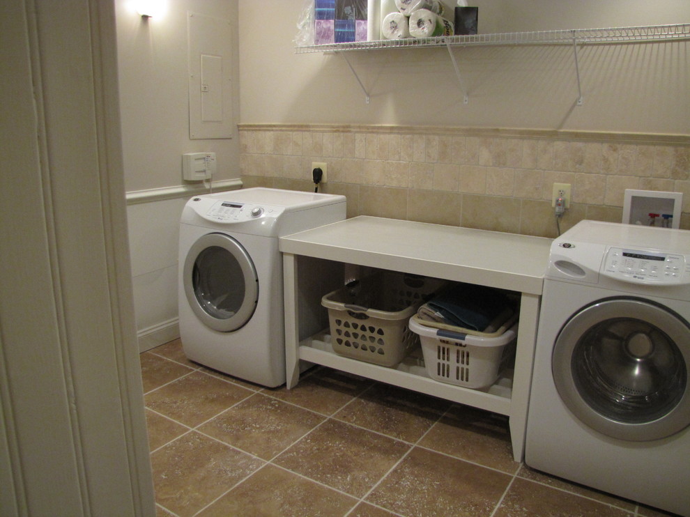 Idéer för en mellanstor linjär tvättstuga, med en enkel diskho, beige väggar och en tvättmaskin och torktumlare bredvid varandra