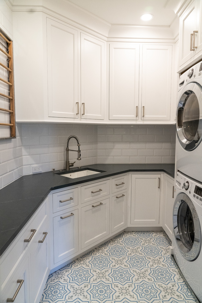 Exempel på en mellanstor klassisk grå u-formad grått tvättstuga enbart för tvätt, med en undermonterad diskho, luckor med infälld panel, vita skåp, bänkskiva i täljsten, vinylgolv, en tvättpelare och flerfärgat golv