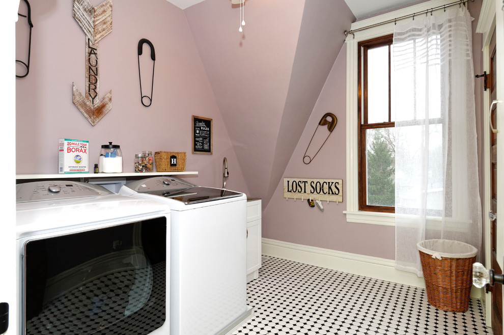 Diseño de cuarto de lavado de estilo de casa de campo con lavadora y secadora juntas