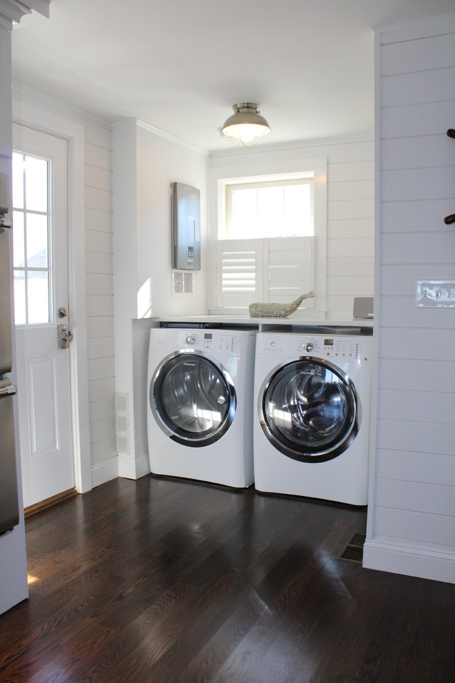 Foto di una piccola lavanderia multiuso stile marinaro con pareti bianche, parquet scuro e lavatrice e asciugatrice affiancate