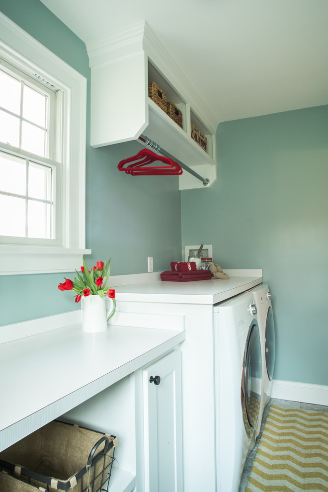 Diseño de cuarto de lavado tradicional renovado de tamaño medio con armarios estilo shaker, puertas de armario blancas, encimera de laminado, paredes azules, suelo de baldosas de porcelana y lavadora y secadora juntas