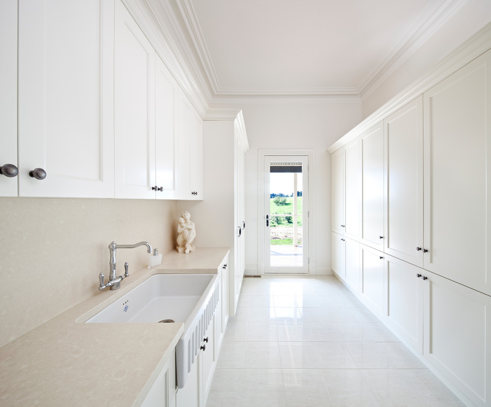 Imagen de cuarto de lavado de galera clásico renovado grande con fregadero sobremueble, armarios estilo shaker, puertas de armario blancas y paredes blancas