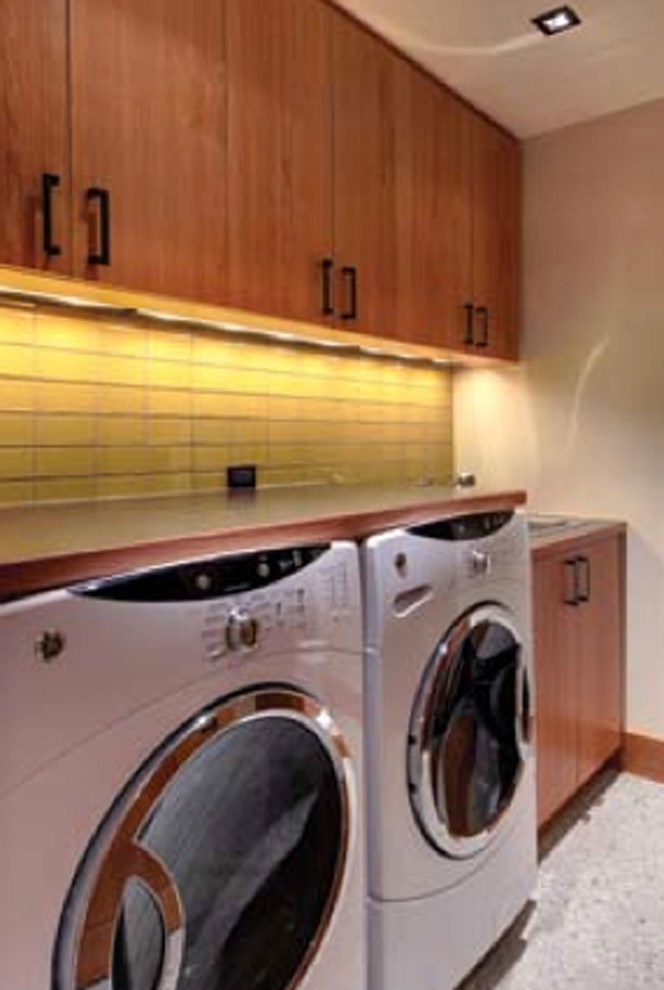 Laundry room - modern laundry room idea in Toronto