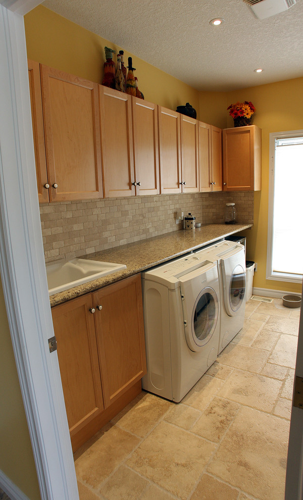 Foto de cuarto de lavado clásico con fregadero encastrado y lavadora y secadora juntas