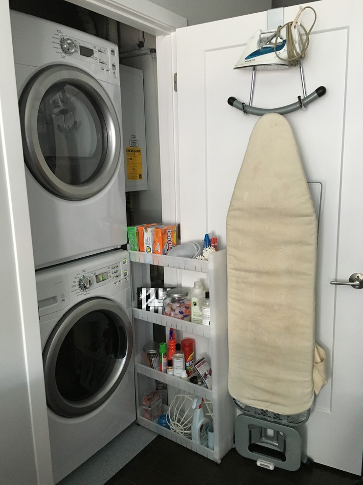 Immagine di un piccolo ripostiglio-lavanderia minimalista