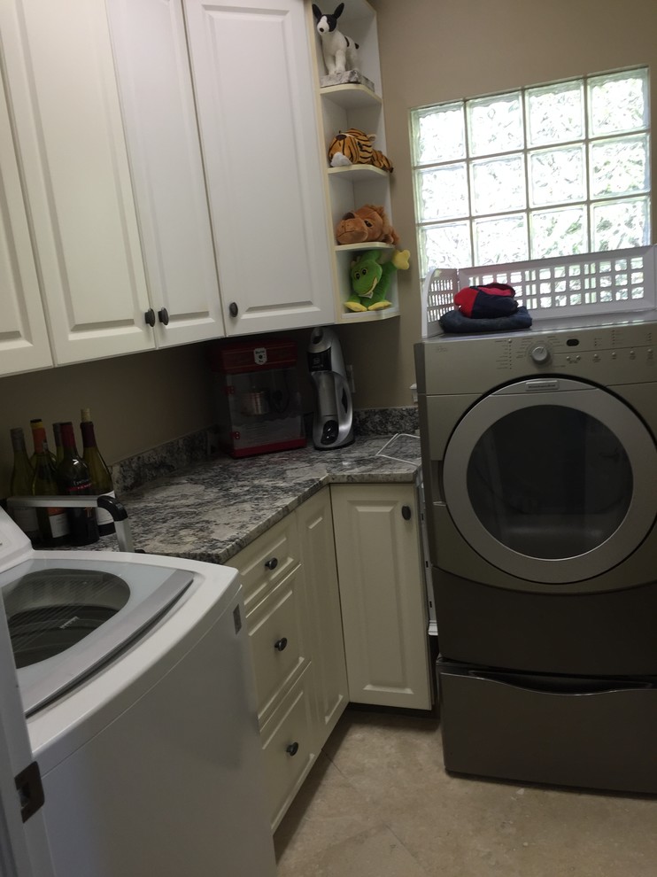 Bild på en liten vintage flerfärgade l-formad flerfärgat tvättstuga enbart för tvätt och med garderob, med skåp i shakerstil, vita skåp, granitbänkskiva, grå väggar, travertin golv och beiget golv