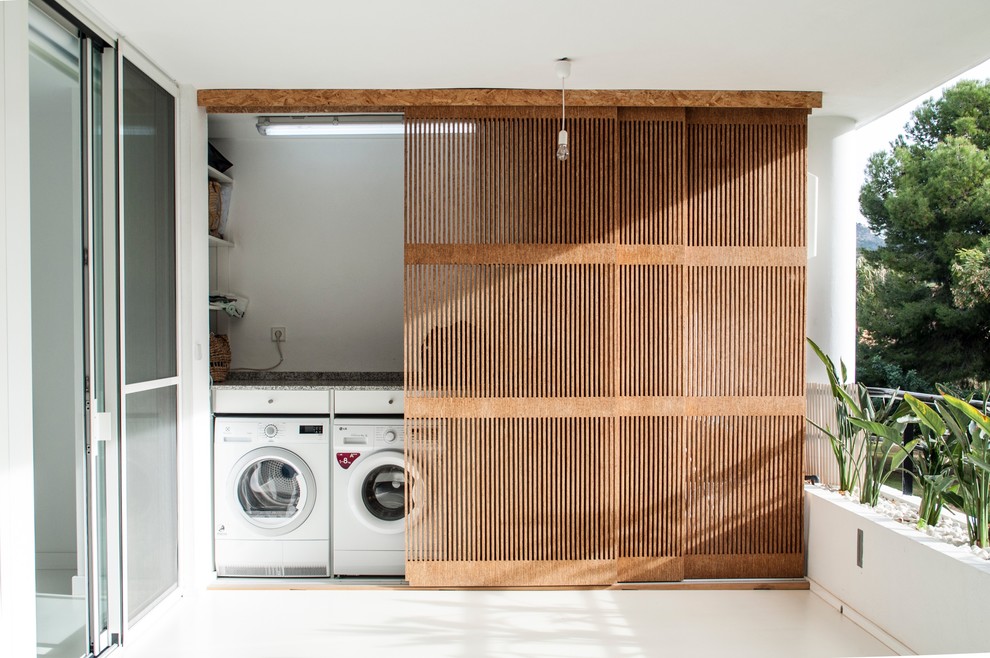 Einzeiliger, Kleiner Moderner Hauswirtschaftsraum mit Waschmaschinenschrank und Waschmaschine und Trockner nebeneinander in Valencia