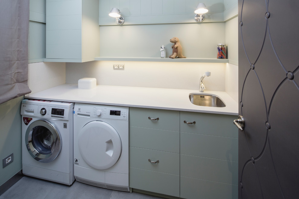 Idéer för att renovera en mellanstor vintage linjär tvättstuga enbart för tvätt, med en enkel diskho, släta luckor, laminatbänkskiva och en tvättmaskin och torktumlare bredvid varandra
