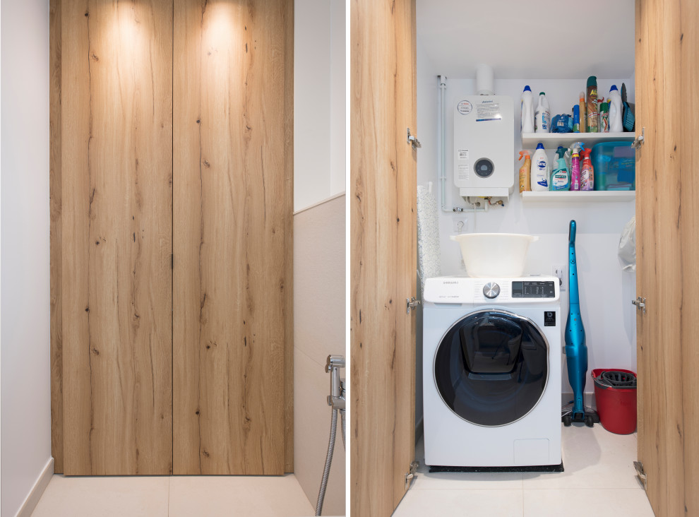 Idee per un piccolo ripostiglio-lavanderia scandinavo con ante lisce, ante in legno scuro, pareti bianche e pavimento con piastrelle in ceramica